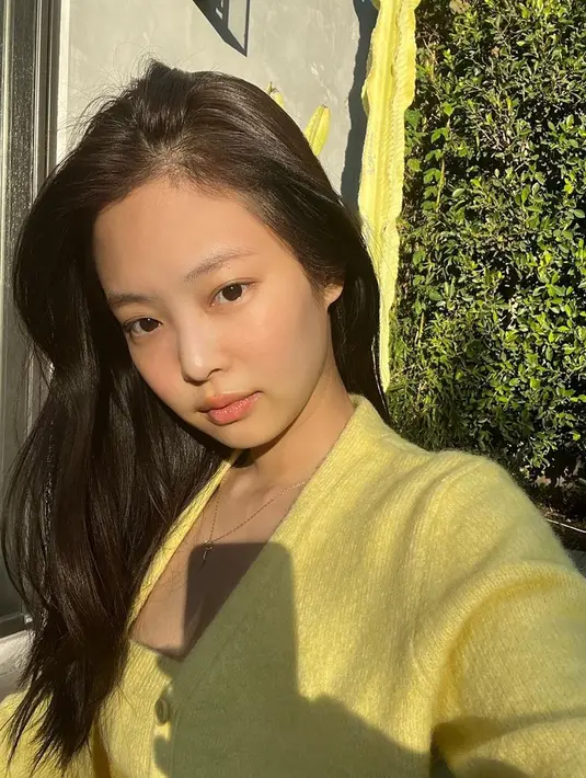 Tak sedikit pula netizen yang menyebut jika Jennie terlihat lebih menggemaskan saat tak memakai riasan apapun. Bahkan, penampilannya satu ini juga banjir pujian. (Liputan6.com/IG/@jennierubyjane)
