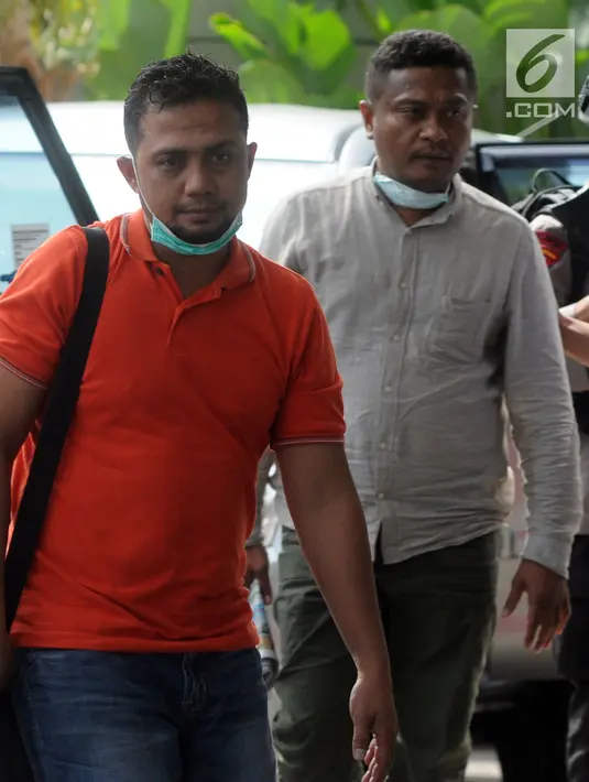 Bupati Buton Selatan Agus Feisal dikawal petugas saat tiba di gedung KPK usai terjaring Oprasi Tangkap Tangan (OTT), Jakarta (24/5). Agus Feisal merupakan anak dari mantan Bupati Buton Safei Kahar. (Merdeka.com/Dwi Narwoko)