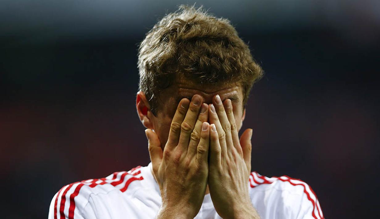 Ekspresi kekecewaan striker Bayern Munchen, Thomas Muller, usai bermain imbang melawan Leverkusen. Pada laga Bundesliga selanjutnya Munchen akan menghadapi Bochum. (Reuters/Wolfgang Rattay)