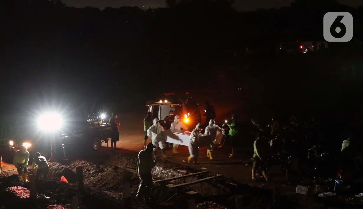 Proses pemakaman jenazah dengan protokol COVID-19 di TPU Pondok Ranggon, Jakarta, Sabtu (19/9/2020). Hingga Sabtu (19/9), angka positif COVID-19 di Indonesia bertambah menjadi 240.687 orang, sembuh 174.350 dan meninggal dunia 9.448. (Liputan6.com/Helmi Fithriansyah)