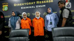 Ditreskrimum Polda Metro Jaya berhasil melakukan pengungkapan dan penangkapan dua tersangka yaitu Si kembar Rihana dan Rihani terkait kasus penipuan PO iPhone. (Liputan6.com/Faizal Fanani)