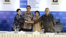 Menteri Keuangan yang juga Ketua Komite Stabilitas Sistem Keuangan (KSSK) Purbaya Yudhi Sadewa  bersama Pejabat Sementara Gubernur Bank Indonesia Destry Damayanti,   Ketua Dewan Komisioner Otoritas Jasa Keuangan (OJK) Frederica Widyasari Dewi  dan Ketua Dewan Komisioner Lembaga Penjamin Simpanan (LPS) Anggito Abimanyu  berfoto bersama sebelum saat  menyampaikan konferensi pers hasil rapat berkala KSSK III tahun 2026 di Jakarta, Senin (3/8/2026). (KLY/ Arie Basuki)