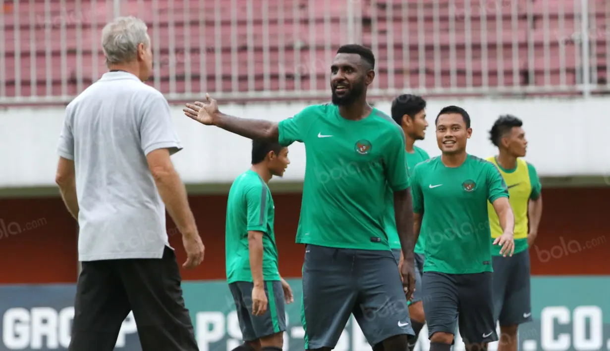 Yanto Basna ketika menyampaikan pendapatnya kepada Alfred Riedl pada sesi latihan di Stadion Maguwoharjo, Sleman, Jumat (07/10/2016). (Bola.com/Nicklas Hanoatubun)