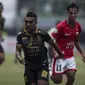 Gelandang Borneo FC, Terens Puhiri, mengejar bola saat melawan Persija pada laga Liga 1 di Stadion Patriot Bekasi, Jawa Barat, Minggu (16/7/2017). Borneo FC kalah 0-1 dari Persija. (Bola.com/Vitalis Yogi Trisna)