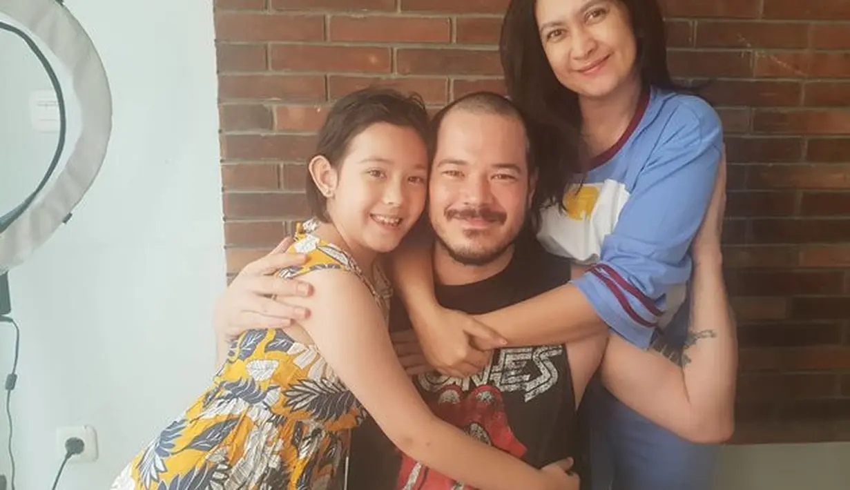 Tak jarang mereka menghabiskan waktu bertiga bersama putri mereka. (Instagram.com/nafaurbach)