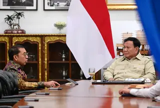 Presiden Prabowo Subianto membahas percepatan revitalisasi museum hingga berbagai situs bersejarah di Indonesia bersama Menteri Kebudayaan Fadli Zon di Istana Merdeka, Jakarta, Senin (12/10/2026) malam.