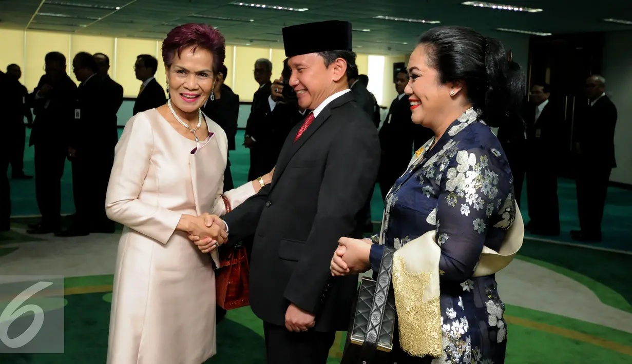 Mantan Deputi Senior Bank Indonesia, Miranda Goeltom (kiri) menyalami Mirza Adityaswara usai pelantikan Anggota Dewan Komisioner Otoritas Jasa Keuangan di Sekretariat Mahkamah Agung, Jakarta, Kamis (20/8/2015). (Liputan6.com/HelmiFithriansyah)