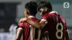 Pemain Timnas U-17 Indonesia, M Nabil Asyura (kiri) bersama Arkhan Kaka Putra mengenakan pita hitam tanda duka saat menghadapi Uni Emirat Arab pada laga Kualifikasi Grup C Piala Asia U-17 2023 di Stadion Pakansari, Kab. Bogor, Jawa Barat, Rabu (5/10/2022). Laga kedua tim berlangsung sengit dan berakhir untuk keunggulan Timnas U-17 Indonesia dengan skor 3-2. (Liputan6.com/Helmi Fithriansyah)