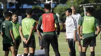 Kiper Timnas Indonesia U-23, Indra Sjafri, saat latihan di Lapangan G, Senayan, Jakarta, Senin (21/10). Latihan ini untuk persiapan jelang SEA Games 2019. (Bola.com/M Iqbal Ichsan)