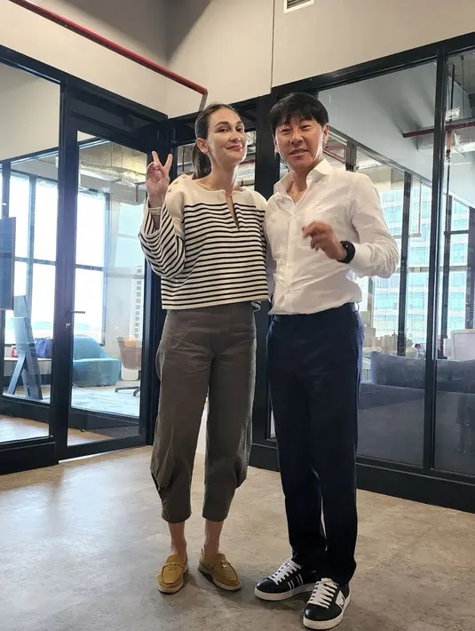 Momen Shin Tae-yong berkunjung ke kantor Luna Maya juga curi perhatian. Shin Tae-yong yang berusia 52 tahun masih terlihat keren dengan badan yang ideal serta paras awet muda. Alasan itulah yang membuat Luna Maya juga tertarik bekerja sama dengan Shin Tae-yong terkait brand kosmetik. (Liputan6.com/IG/shintaeyong7777)