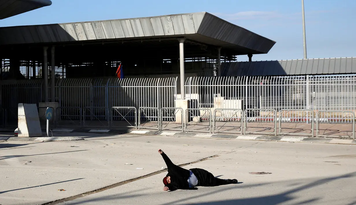 Seorang wanita Palestina terluka usai tertembak oleh polisi Israel di Qalandiya pos pemeriksaan dekat kota Ramallah, Tepi Barat (30/12). (Reuters/Mohamad Torokman)