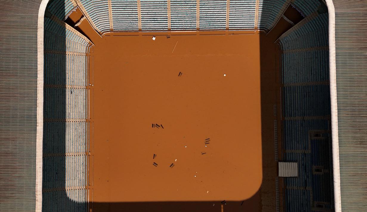 Foto udara kondisi lapangan utama stadion klub Brasil Gremio, Arena do Gremio saat dilanda banjir di Porto Alegre, negara bagian Rio Grande do Sul, Brasil, pada 7 Mei 2024. (AFP/Carlos Fabal)