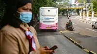 Bus Transjakarta khusus wanita meninggalkan halte di kawasan Pasar Baru, Jakarta, Rabu (27/7/2022). Bus pink ini menjadi layanan transportasi khusus perempuan dan juga dikemudikan oleh pengemudi perempuan. (Liputan6.com/Faizal Fanani)