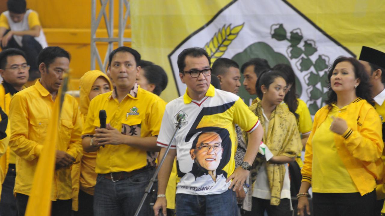 [FOTO] Aneka Ekspresi Jurkam Golkar Saat Kampanye di GOR Ciracas