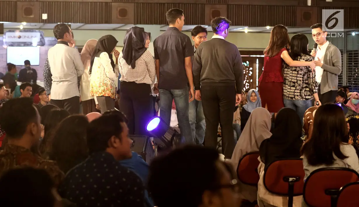 Tim juri berbincang dengan peserta News Presenter Competition Emtek Goes To Campus (EGTC) 2017 di Grha Sabha Pramana Kampus UGM, Yogyakarta, Selasa (31/10). EGTC Yogyakarta berlangsung pada 31 Oktober dan 1 November 2017. (Liputan6.com/Helmi Afandi)