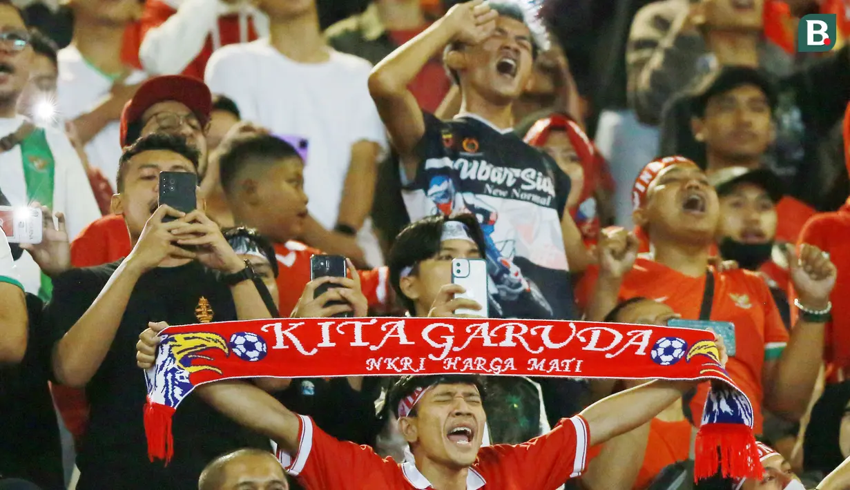 Pemandangan tersebut tentunya berbeda dengan laga pertama yang digelar di Stadion Gelora Bandung Lautan Api, Bandung, Jawa Barat. Penonton yang hadir di laga pertama hanya berjumlah 7.095 penonton. (Bola.com/M Iqbal Ichsan)
