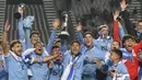 Piala Dunia U-20 2023 akhirnya menghasilkan juara baru, Uruguay, sebagai negara ke-13 yang mampu merebut trofi kejuaraan sepak bola yang dikhususkan bagi para pemain muda sejak mulai digulirkan pada 1977 silam. Sebelumnya Uruguay telah dua kali gagal di final pada edisi 1997 dan 2013. Dalam laga final ketiganya yang digelar di Unico Diego Armando Maradona Stadium, La Plata, Argentina, Senin (12/6/2023) dini hari WIB, Uruguay sukses menekuk Italia 1-0 lewat gol tunggal Luciano Rodriguez pada menit ke-86. (AP Photo/Gustavo Garello)