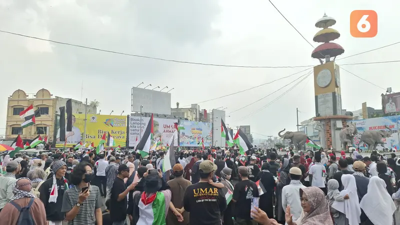 Ribuan warga Lampung menggelar aksi bersama Palestina di Tugu Adipura,  Bandar Lampung. Foto : (Liputan6.com/Ardi).