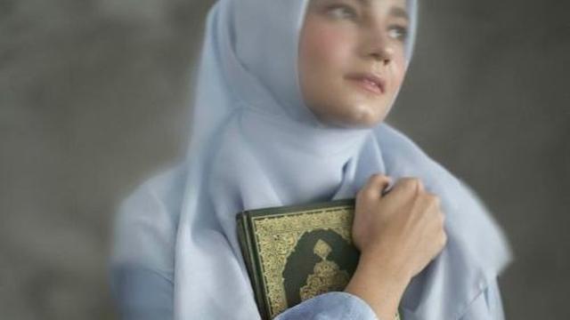 6 Penampilan Enzy Storia saat Pakai Hijab, Curi Perhatian