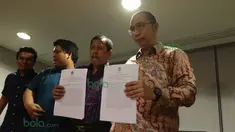 Direktur Hukum PSSI, Aristo Pangaribuan (kanan) dan Tim Pembela PSSI Togar Manahan Nero (2kanan) memberikan pernyataan pers terkait putusan MA yang menolak kasasi Kemenpora di kantor PSSI, Senayan, Jakarta, Selasa (8/3/2016). )Bola.com/Nicklas Hanoatubun)