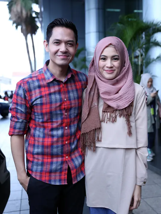 "Iya dong, harus selalu romantis. Kalau ada anak bukan berarti enggak dekat dan enggak bisa romantis. Justru anak jadi bikin kita lebih dekat," kata Dude Harlino, di kawasan Tendean, Jakarta Selatan, Selasa (6/9/2016). (Nurwahyunan/Bintang.com)