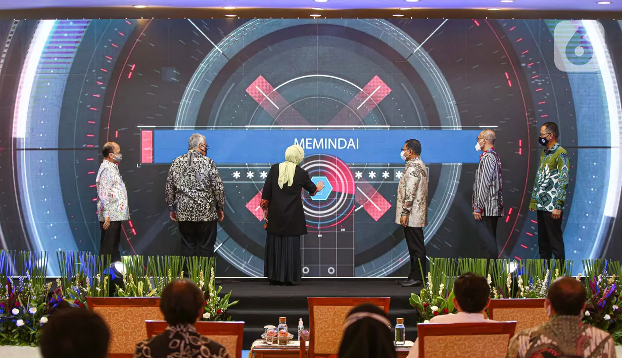 Menteri Ketenagakerjaan Ida Fauziyah (ketiga kiri) bersama Sekretaris Jenderal Kemnaker Anwar Sanusi dan Kepala Badan Perencanaan dan Pengembangan Ketenagakerjaan Bambang Satrio Lelono meluncurkan Satu Data Ketenagakerjaan di Kantor Kemnaker, Jakarta, Kamis (5/11/2020). (Liputan6.com/Faizal Fanani)