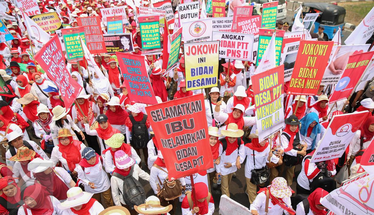 Ribuan bidan dari berbagai daerah membawa berbagai atribut saat unjuk rasa di depan Istana Merdeka, Jakarta, Senin (28/9/2015). Mereka menuntut pengangkatan status kepegawaian menjadi pegawai negeri sipil (PNS). (Lipuutan6.com/Faizal Fanani)