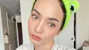 Selfie menawan dengan baju rumah, Enzy Storia tampilkan paras cantiknya. Mengenakan kaus santai, Enzy berfoto selfie mengenakan bando kodok hijau yang menggemaskan. [Foto: Instagram/enzystoria]