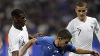 Pemain Italia, Jorginho (tengah) berusaha melewati adangan dua pemain Prancis pada laga uji coba di Allianz Riviera stadium, Nice, (1/6/2018). Prancis menang 3-1. (AP/Claude Paris)