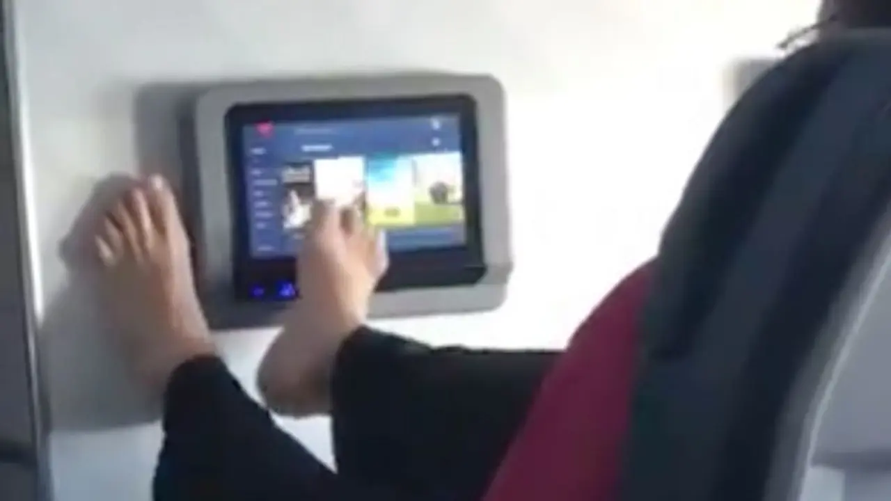 Viral Pria Gunakan TV di Pesawat Pakai Kaki, Netizen: Menjijikkan