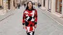 Niken juga memerhatikan fashion saat berjalan di ruang publik. Seperti saat berada di jalanan di Negeri Pizza, Italia. Dengan tersenyum, perempuan berusia 32 tahun tersebut terlihat begitu ceria dan antusias menikmati liburannya di Italia. (Liputan6.com/IG/@nikenanjanii)