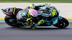 Pebalap asal Italia, Valentino Rossi, merupakan salah satu pebalap yang terkenal dengan penampilan nyentrik. Termasuk penggunaan helm dengan desain unik dan spesial di lintasan. (AFP/Andreas Solaro)