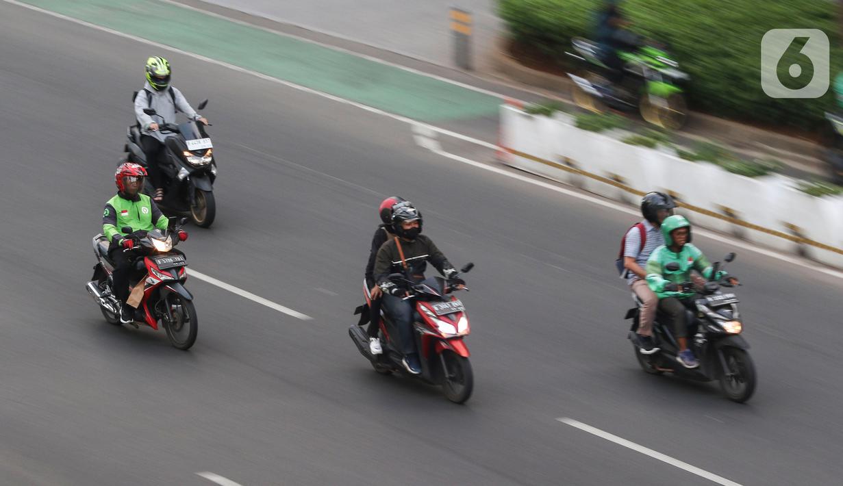 Pengendara sepeda motor melintas di kawasan Jalan Jenderal Sudirman, Jakarta, Selasa (10/10/2023). (Liputan6.com/Angga Yuniar)