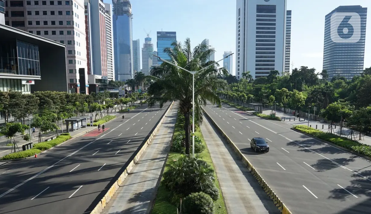 Suasana Jalan MH Thamrin dan Jalan Sudirman di Jakarta, Minggu (24/5/2020). Berbeda dengan hari biasa, kedua jalan protokol tersebut tampak lebih lengang akibat diberlakukannya PSBB yang juga bersamaan dengan Hari Raya Idul Fitri 1441 H. (Liputan6.com/Immanuel Antonius)