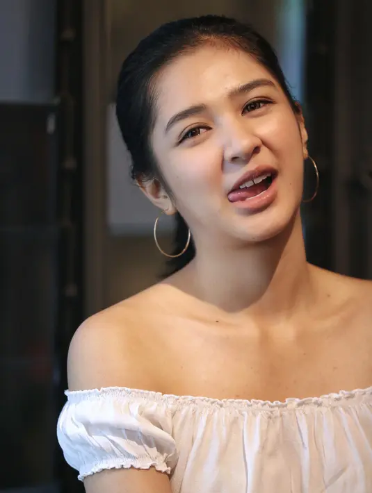 Perempuan 23 tahun itu juga tidak sembarang peran di ambil. Ia mengaku lebih memilih syuting film dibanding sinetron. Pasalanya, ia mengaku saat bermain film, ia bisa mengerjakan yang lain. (Adrian Putra/Bintang.com)