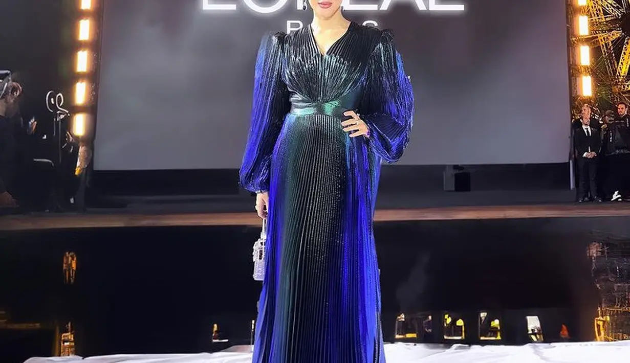 Tasya Farasya hadir di Loreal Paris bahkan ia berkesempatan interview Kendall Jenner. Tasya tampil dengan gaun panjang plisket warna hitam kebiruan. [@tasyafarasya]