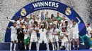 Gelar juara ini menjadi yang ke-14 bagi Real Madrid. Sementara bagi Marcelo, ini merupakan trofi kelimanya. Hal tersebut membuat sang bek veteran asal Brasil tersebut tercatat menjadi salah satu pemain dengan gelar Liga Champions terbanyak. (AFP/Paul Ellis)