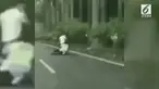 Tak mau diberhentikan, pengendara motor nekat menyeret polisi hingga beberapa meter.