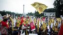 Massa yang mengatasnamakan petani dari berbagai provinsi membawa berbagai atribut saat menggelar demonstrasi di kawasan Medan Merdeka, Jakarta, Selasa (27/9). Aksi tersebut digelar dalam rangka memperingati Hari Tani Nasional. (Liputan6.com/Faizal Fanani)