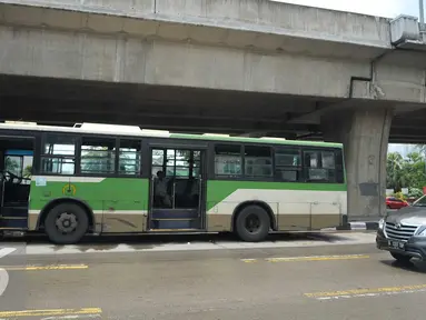 Pengemudi bersantai didalam bus PPD 43 jurusan tanjung priok cililitan yang sedang mogok di Jakarta, senin, (15/2). Dari data Dishubtrans, beberapa trayek bus besar yang dihapus adalah PPD 41A (Kampung Rambutan-Dr Sutomo). (Liputan6.com/Gempur M Surya)