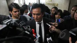 Kuasa hukum DPP Golkar kubu Aburizal, Yusril Ihza Mahendra mendatangi ruang Fraksi Golkar untuk melakukan pertemuan tertutup dengan Koalisi Merah Putih (KMP) di Gedung Nusantara I DPR, Jakarta, Rabu (25/3/2015). (Liputan6.com/Andrian M Tunay)