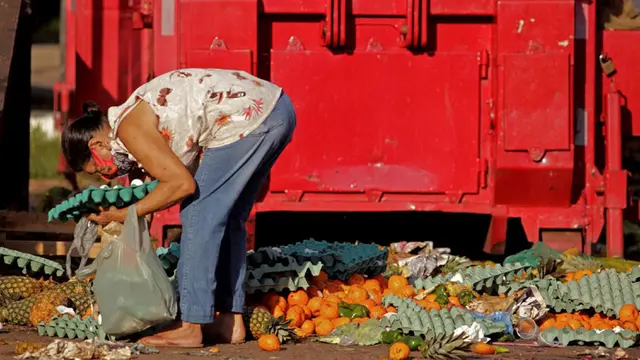 FOTO: Dilanda Kelaparan, Warga Brasil Kumpulkan Sisa Buah dan Sayur Buangan