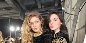 Dua sahabat model cantik Kendall Jenner dan Gigi Hadid mendapat kesempatan untuk tampil di ajang fashion show bergengsi Victoria’s Secret pada Desember 2015 mendatang. (AFP/Bintang.com)