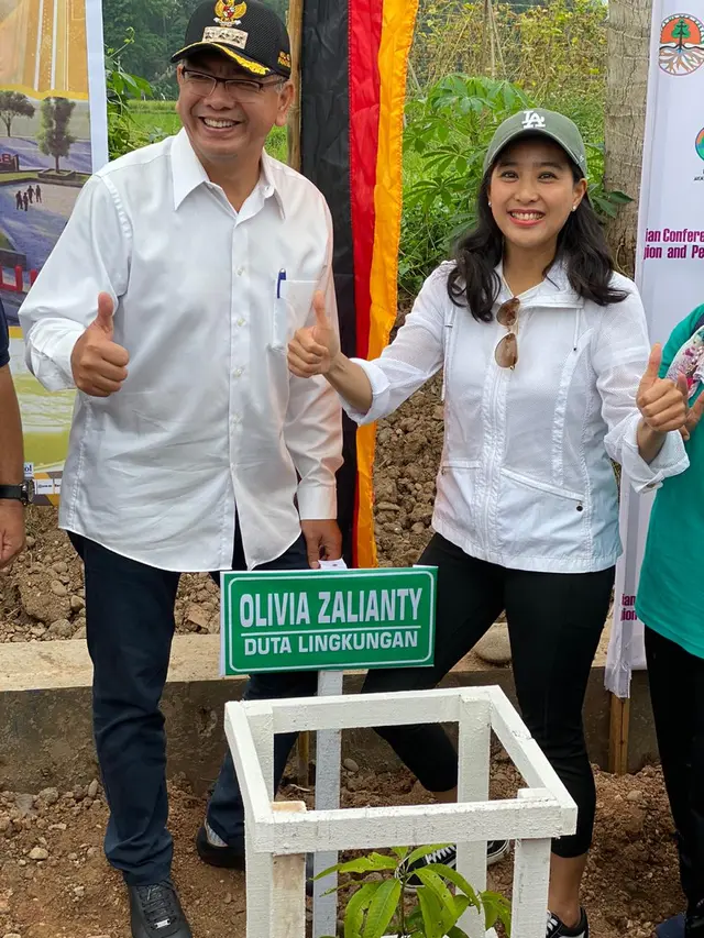 Bersama WaliKota Payakumbuh, Sumatera Barat, Riza Falepi, Olivia Zalianty melakukan kegiatan penanaman pohon Batang Agam