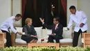Presiden Jokowi dan Presiden Republik Chile, Michelle Bachelet bincang santai di beranda belakang Istana Merdeka, Jumat (12/5). Presiden Chile berkunjung ke Indonesia untuk membahas penguatan kerja sama bilateral Indonesia - Chile. (Bay ISMOYO/AFP)