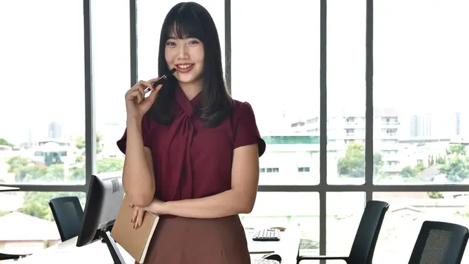 perempuan kerja baju merah