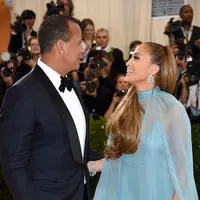 Melansir Ace Showbiz, hubungan yang dijalin JLo dan A-Rod ternyata membuat sahabat JLo khawatir jika A-Rod akan kembali ke tingkah lakunya yang tidak baik seperti dulu dan mengecewakan JLo. (AFP/Bintang.com)
