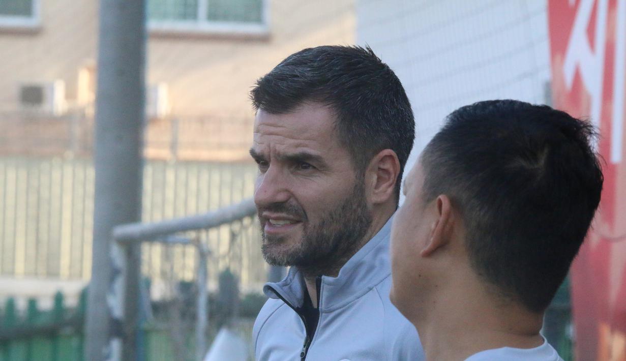 Pelatih Timnas Indonesia, Simon McMenemy, mengamati latihan Timnas Indonesia U-22 di Lapangan AIA, Phnom Penh, Kamis (21/2). Latihan ini persiapan jelang laga Piala AFF U-22 melawan Kamboja. (Bola.com/Zulfirdaus Harahap)