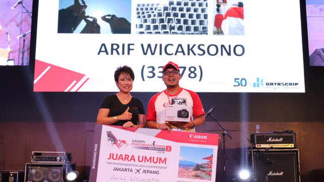 Merry Harun – Canon Division Director pt. Datascrip berfoto bersama Arif Wicaksono – Juara Umum Canon PhotoMarathon Indonesia 2018