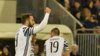 Striker Juventus, Gonzalo Higuain, setelah mencetak gol ke gawang Cagliari pada laga lanjutan Serie A, di Sant' Elia Stadium, Minggu (12/2/2017). (AFP/Giuseppe Cacace). 